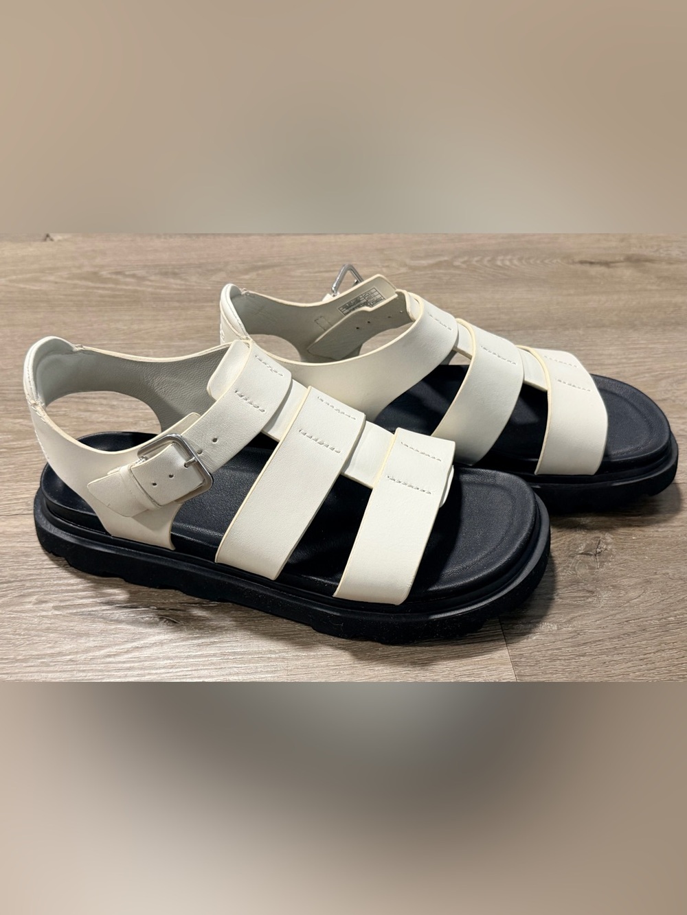 NWOT UGG Capitelle Women’s Sandals 🤍